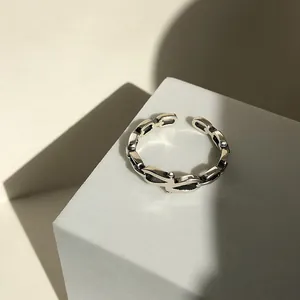 Nahaufnahme eines s925 Silber-Gliederkettenrings mit edler schwarzer Achat-Einlage