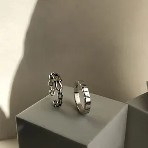 Detailansicht geometrischer Ringe aus Sterlingsilber im minimalistischen Design