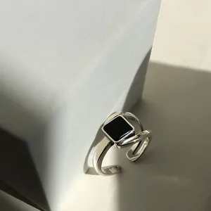 Makroansicht eines exquisiten S925-Sterlingsilberrings mit einem quadratischen schwarzen Onyx.
