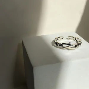 Nahaufnahme eines minimalistischen S925-Silberrings mit Kettenglied-Design.