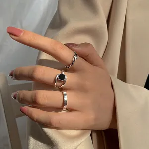 Hand mit S925 Sterling Silber Ringset mit schwarzem Achat in geometrischem Design