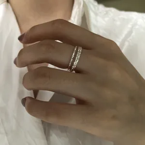 Primo piano di un anello sottile in argento s925 minimalista con trama martellata scintillante