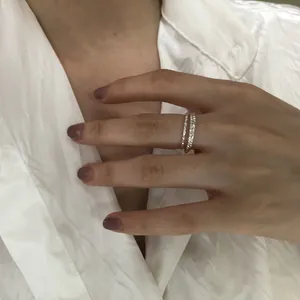 Dettaglio ravvicinato di un anello in argento sterling S925 martellato indossato su una mano