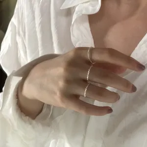 Set di sottili anelli scintillanti in argento sterling S925 indossati da una modella