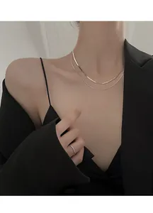 Detailansicht einer minimalistischen, doppellagigen Halskette aus 925er Sterlingsilber.