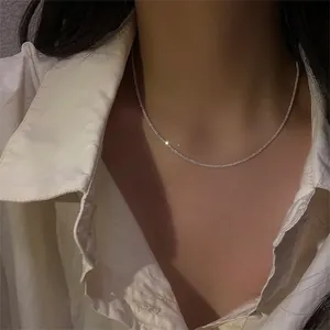 Nahaufnahme einer funkelnden 925 Sterling Silber Halskette am Hals