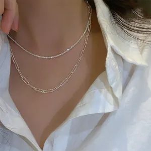 Detailansicht geschichteter 925 Sterling Silber Büroklammern- und Glitzerhalsketten.