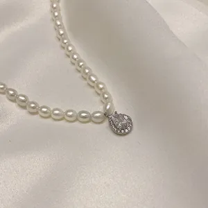 Elegante Detailaufnahme einer Perlenkette aus 925er Silber mit Tropfenanhänger