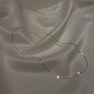 Nahaufnahme einer schimmernden Halskette aus 925er Sterlingsilber auf weißer Seide