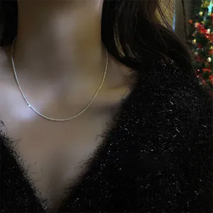 Elegante Nahaufnahme einer funkelnden 925 Sterlingsilber-Halskette am Hals eines Models