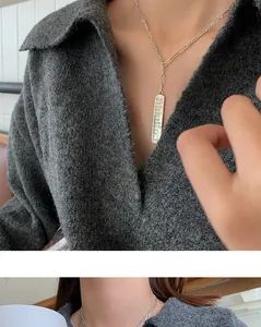 Detailansicht einer Vintage 925er Sterlingsilber Kette mit langem Gravuranhänger