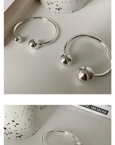 Nahaufnahme des minimalistischen 925er Sterling Silber Armreifs mit zwei Kugeln.