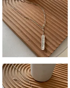 Nahaufnahme einer Retro 925 Sterling Silber Halskette mit graviertem Bar-Anhänger
