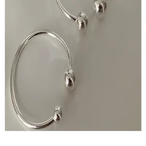 Detailansicht eines minimalistischen 925 Sterling Silber Armreifs mit eleganten Doppelperlen