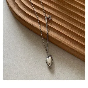 Detailansicht einer Vintage-Herzanhängerkette aus 925er Sterlingsilber