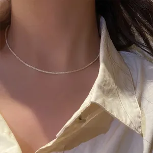 Nahaufnahme einer funkelnden 925 Sterlingsilber Halskette an einem asiatischen Model