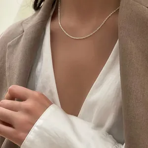 Detailansicht einer funkelnden 925 Sterling Silber Halskette, getragen von einem Modell