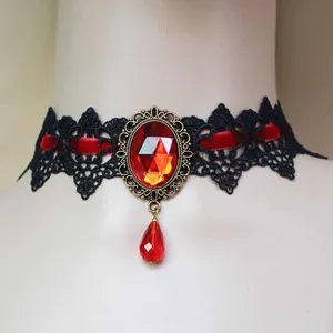 Primo piano di choker gotico vintage punk con gemma rossa e pendente a goccia