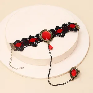 Collana choker gotica in pizzo nero con gemma rossa ovale e anello a catena abbinato
