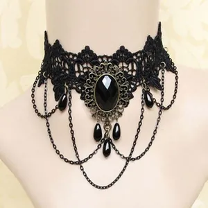 Elegante collana girocollo in pizzo nero vintage con pietra ovale e catenelle pendenti