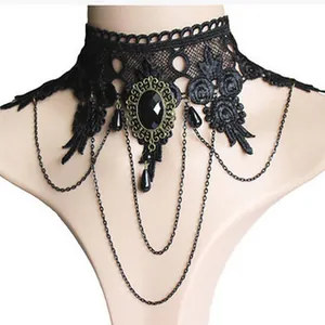 Primo piano di choker gotico in pizzo nero con gemma nera e catenine