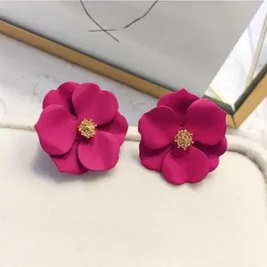 Orecchini a perno a fiore rosa acceso con stami dorati e finitura a vernice opaca