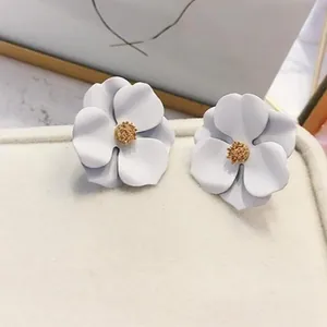 Eleganti orecchini a lobo a fiore bianco oversize con finitura a vernice opaca da donna