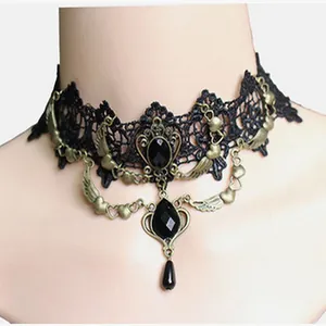 Collana girocollo gotica in pizzo nero con ali in bronzo e pietre preziose nere.