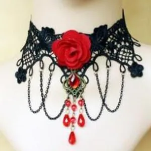 Choker in pizzo nero gotico con rosa in tessuto rosso e ciondoli con cristalli rossi