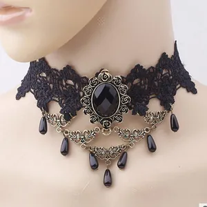 Dettaglio del choker in pizzo nero vittoriano con incastonatura in bronzo vintage.
