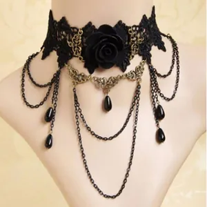 Dettaglio di un girocollo in pizzo nero gotico vintage con rosa e catene decorative