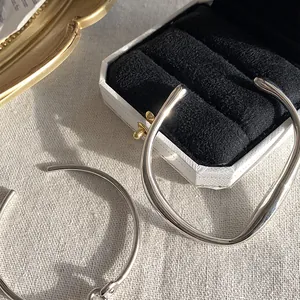 Minimalistische open armband van 925 sterling zilver met organisch ontwerp