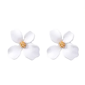 Eleganti orecchini a lobo a fiore bianco con centro dorato su sfondo bianco puro