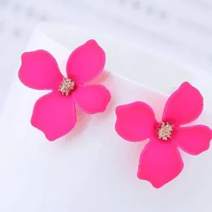 Orecchini a lobo a fiore rosa opaco con centro dorato da donna