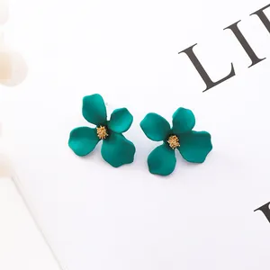 Eleganti orecchini a lobo a fiore verde scuro con petali testurizzati e centro dorato