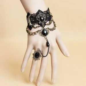 Vintage Gothic Handkette aus schwarzer Spitze mit bronzenen Herzanhängern und Ring