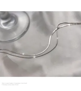 Detailansicht der minimalistischen doppellagigen Silberkette mit Schlangen-Design