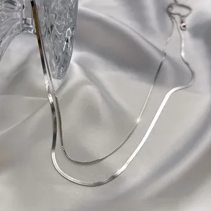 Elegante doppellagige Halskette aus 925er Sterlingsilber auf weißem Seidenhintergrund.