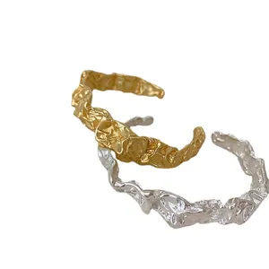 Elegante Armreifen aus 925er Sterlingsilber mit unregelmäßiger Metalltextur