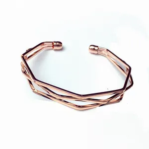 Vue détaillée d'un bracelet manchette géométrique irrégulier à plusieurs couches.