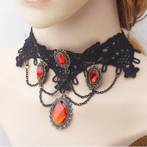 Dettaglio ravvicinato di una collana girocollo in pizzo nero con pietre rosse