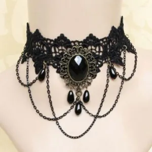 Elegante girocollo in pizzo nero vintage con grande pietra preziosa gotica e perline