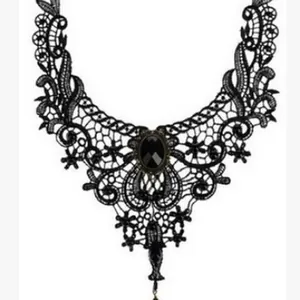 Elegante collana girocollo in pizzo nero gotico con pietra nera vintage centrale
