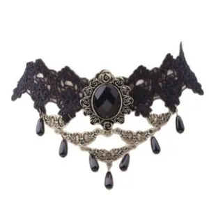 Elegante collana choker gotica in pizzo nero con gemma e pendenti a goccia raffinati.