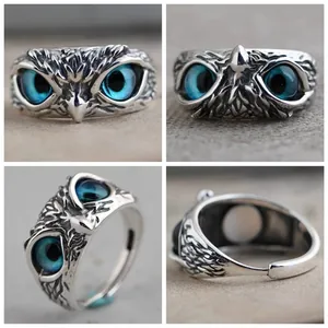Dettagli di un anello a forma di gufo vintage in argento con pietre blu occhio del diavolo