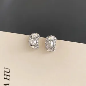 Elegante strassbesetzte Creolen in Berlingrau mit einem funkelnden Diamanteffekt