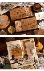 Nahaufnahme von Vintage-Holzstempeln mit englischer Schrift in einer Kraftbox für Journaling