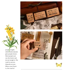 Detailansicht von Vintage-Holzstempeln mit kunstvoller Schriftgravur für Scrapbooking