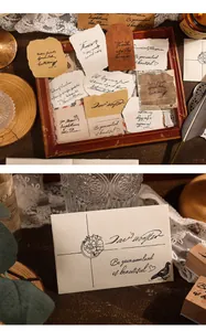 Nahaufnahme von Vintage Holzstempeln mit eleganter englischer Kalligraphie auf Papier
