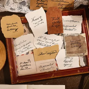 Retro-Holzstempelset mit englischer Schrift und verzierten Vintage-Papierbögen